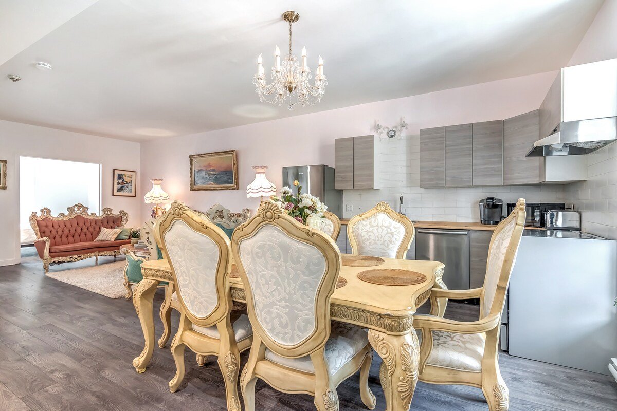 Old Mtl DT Victorian 2-Floor Penthouse 6 Bedroom gallery image 4