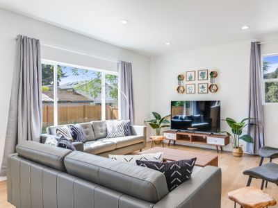 5B4BA SFH close to Airport w/EV charger, Backyard