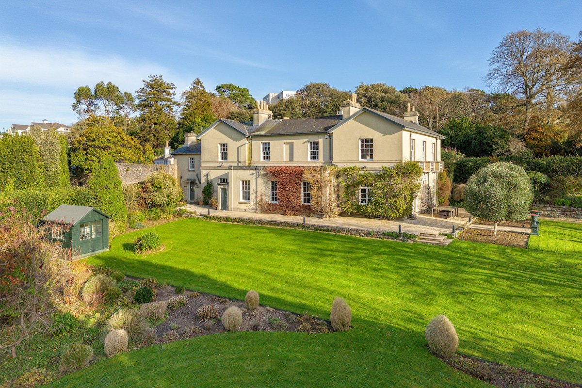 Magnificent manor house-Harbour a short walk away