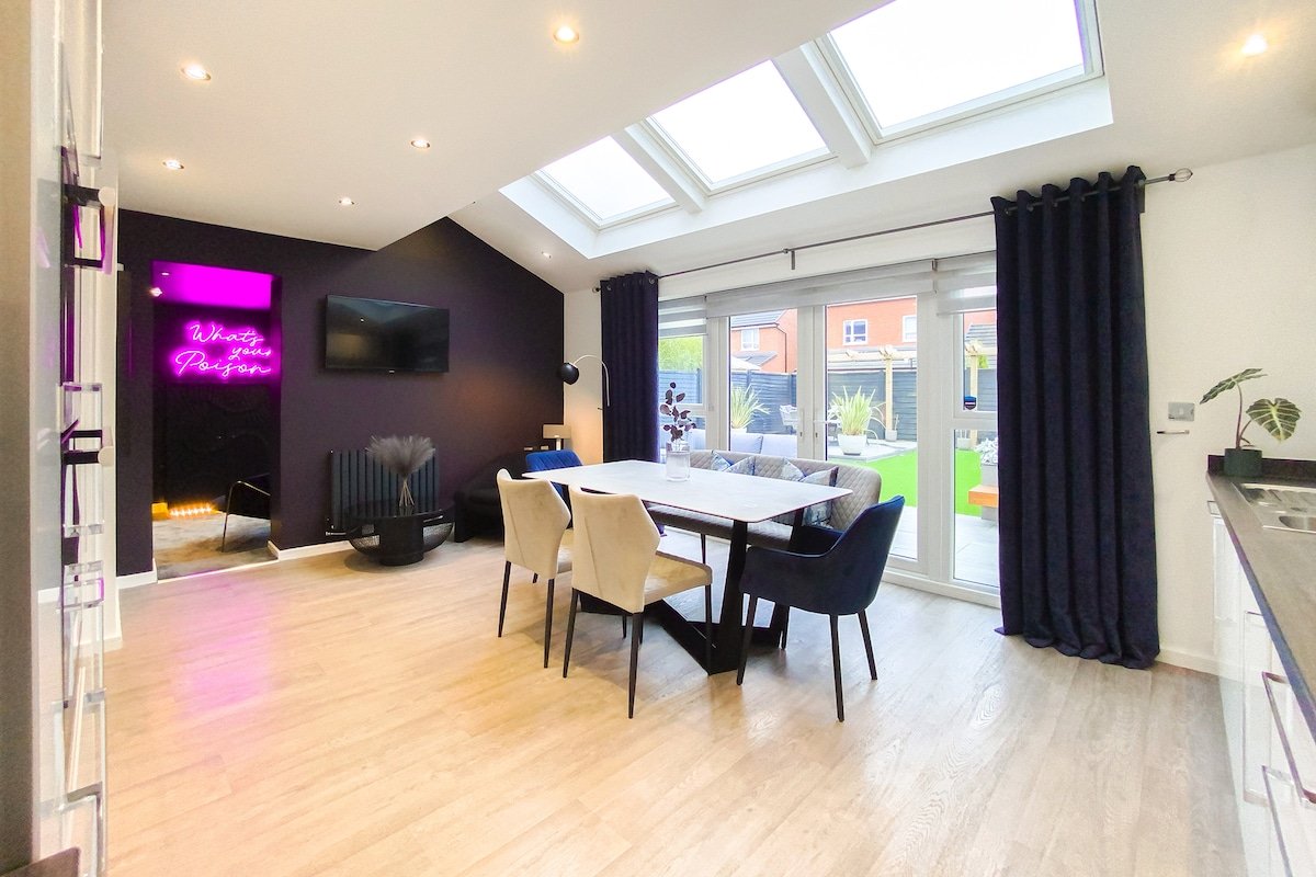Stylish 4 Bed Family Home, Close to City, Parking gallery image 3