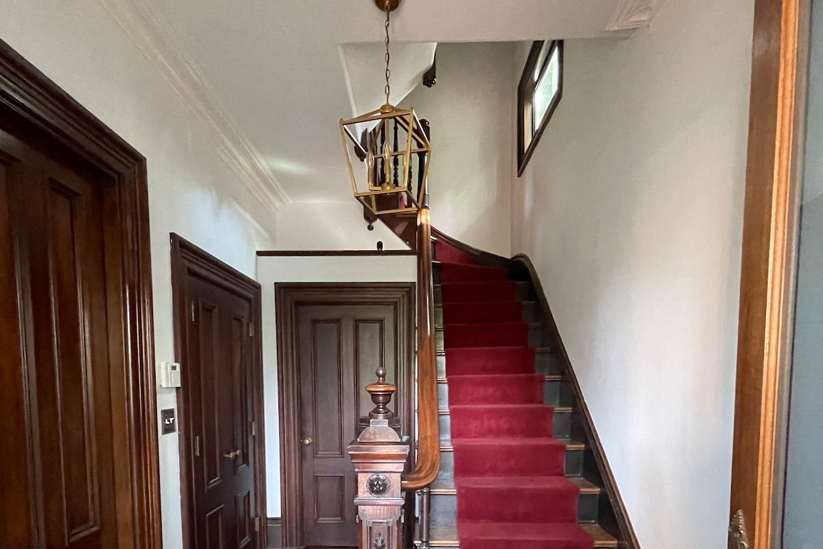 Spacious Harvard mansion 4+br 3.5ba free parking gallery image 3