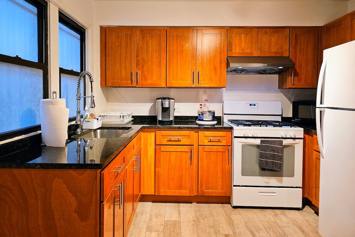 1 #33 – 4 Bdrm Condo – McCormick Place, Chinatown gallery image 4