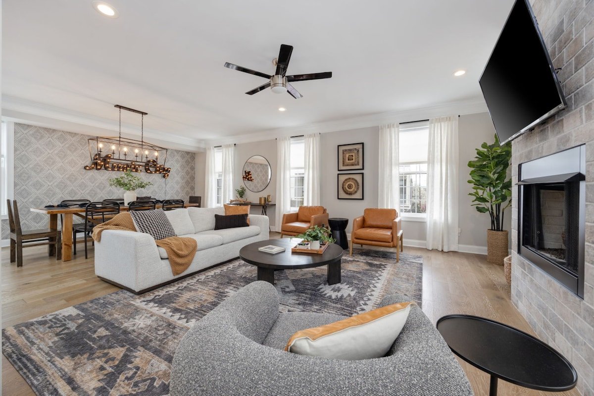 Gulch Sunsets | Rooftop Lounge + Walk to Broadway gallery image 4