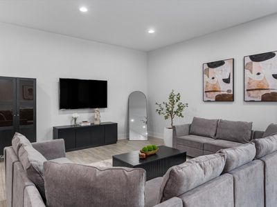 Mega Sized Lux – Up To 24 Ppl 10BR – Dwntwn Access