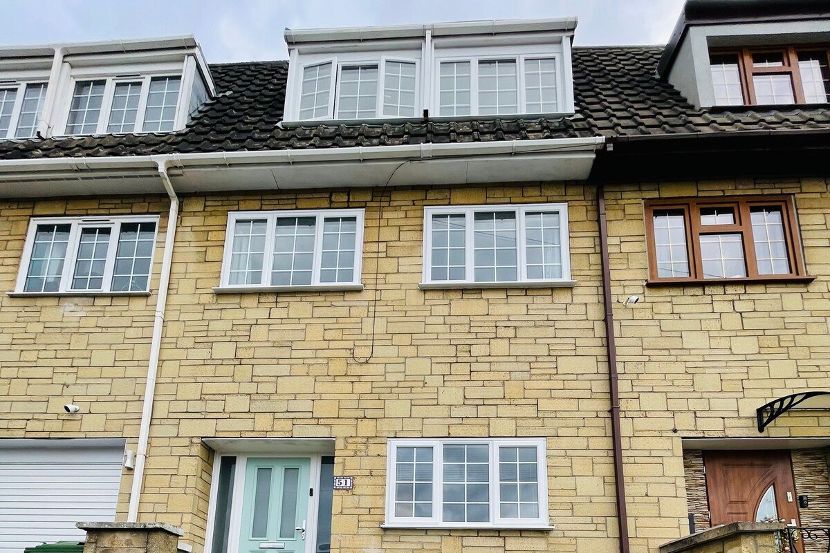 Cheerful 5-bedroom townhouse with free parking gallery image 5