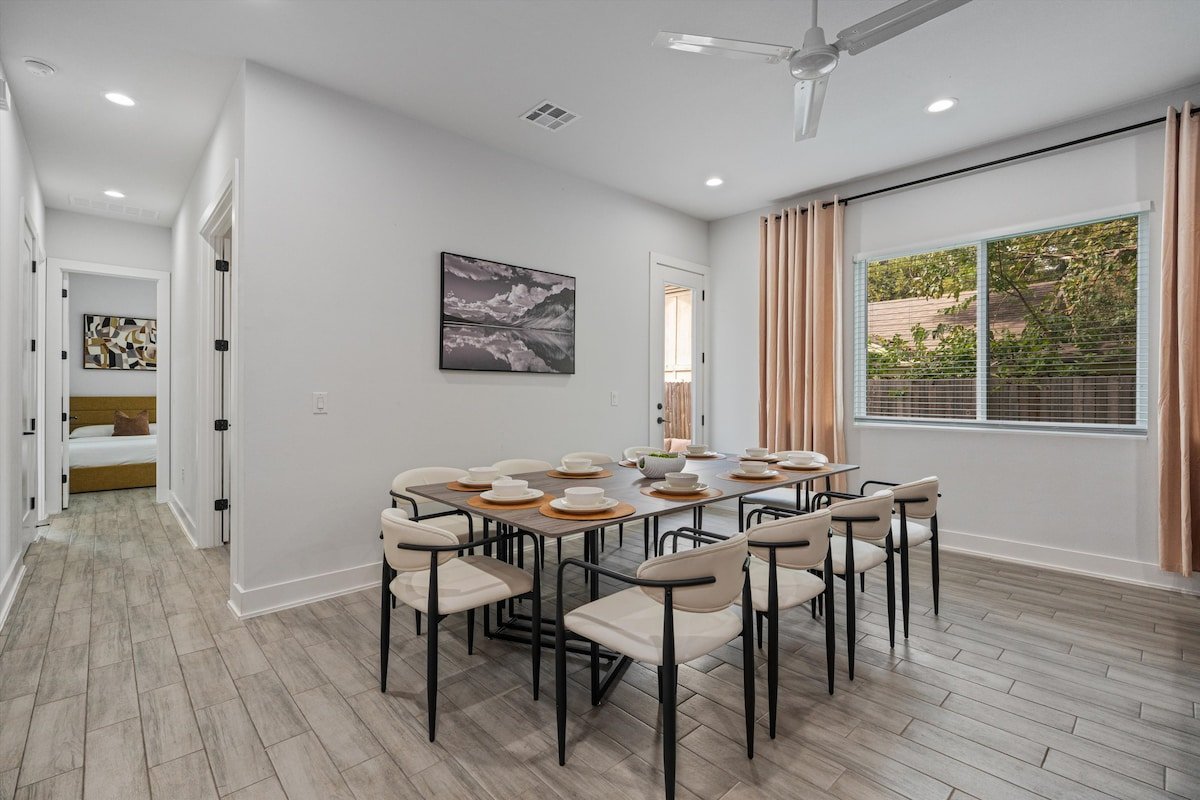 Up to 12 Guests – Luxury Downtown Access – Modern gallery image 4