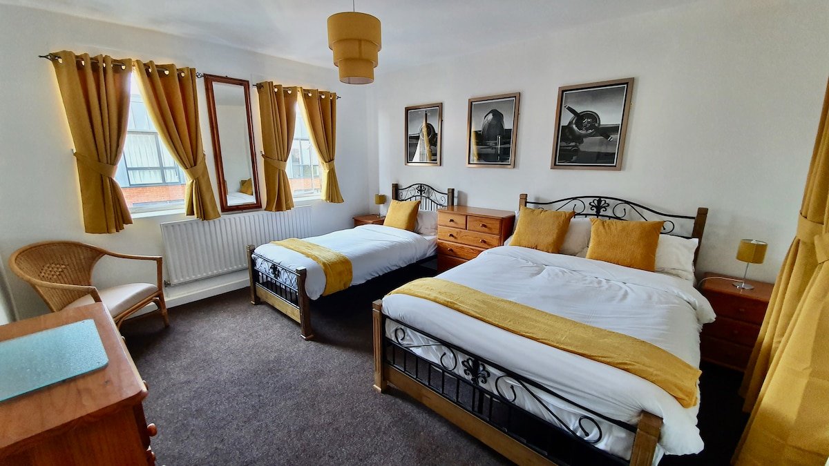 (7) Huge Penthouse Sleeps 13+1 in Centre. Parking gallery image 3