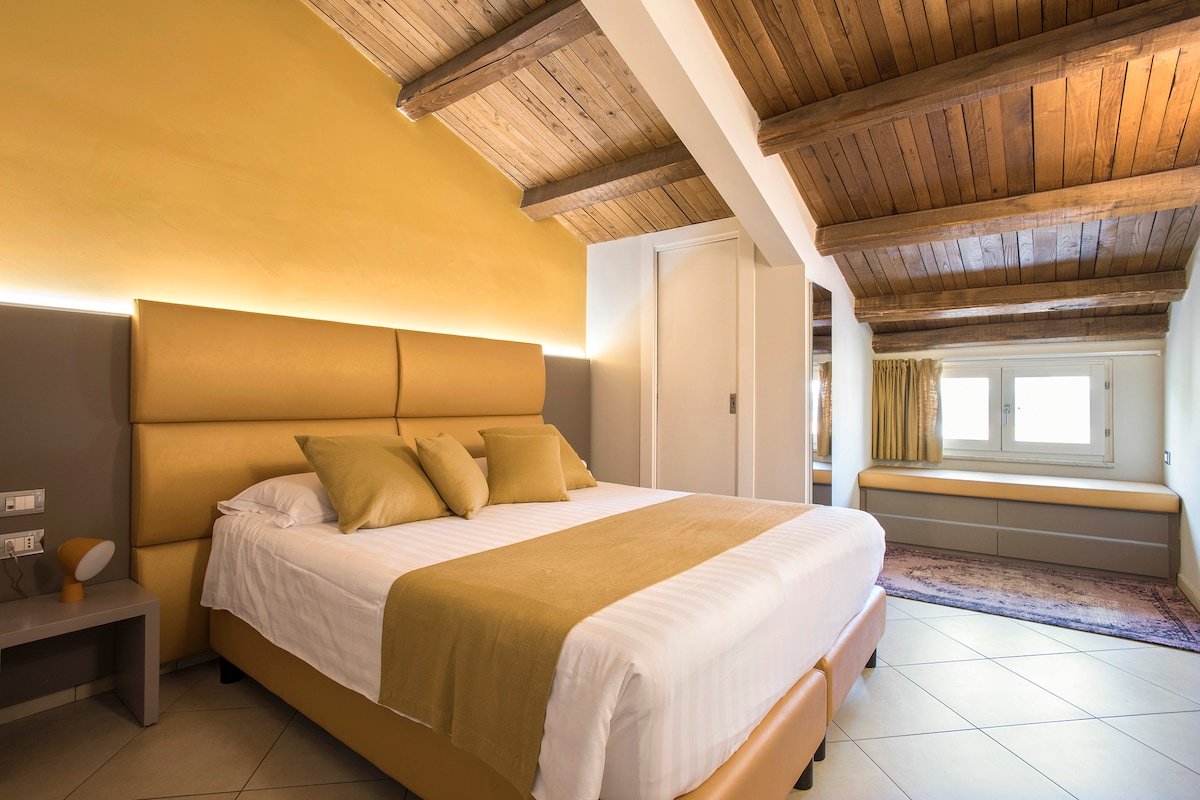 Exclusive Views from a Sunny Attic near Vatican! gallery image 4