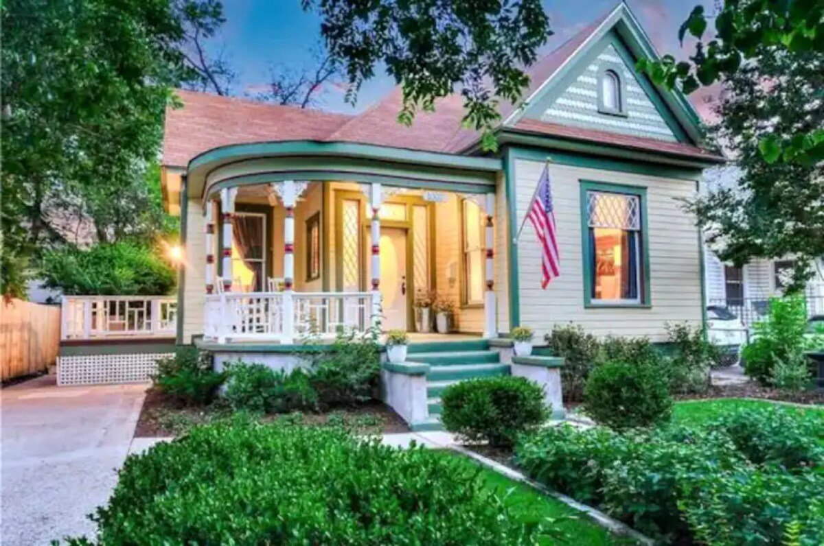 Longterm Downtown Austin Retreat w/ Pool & Yard gallery image 3