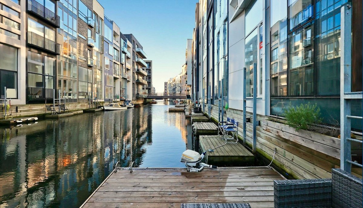 Luxury Canalhouse with Floating Terrace & Parking gallery image 2