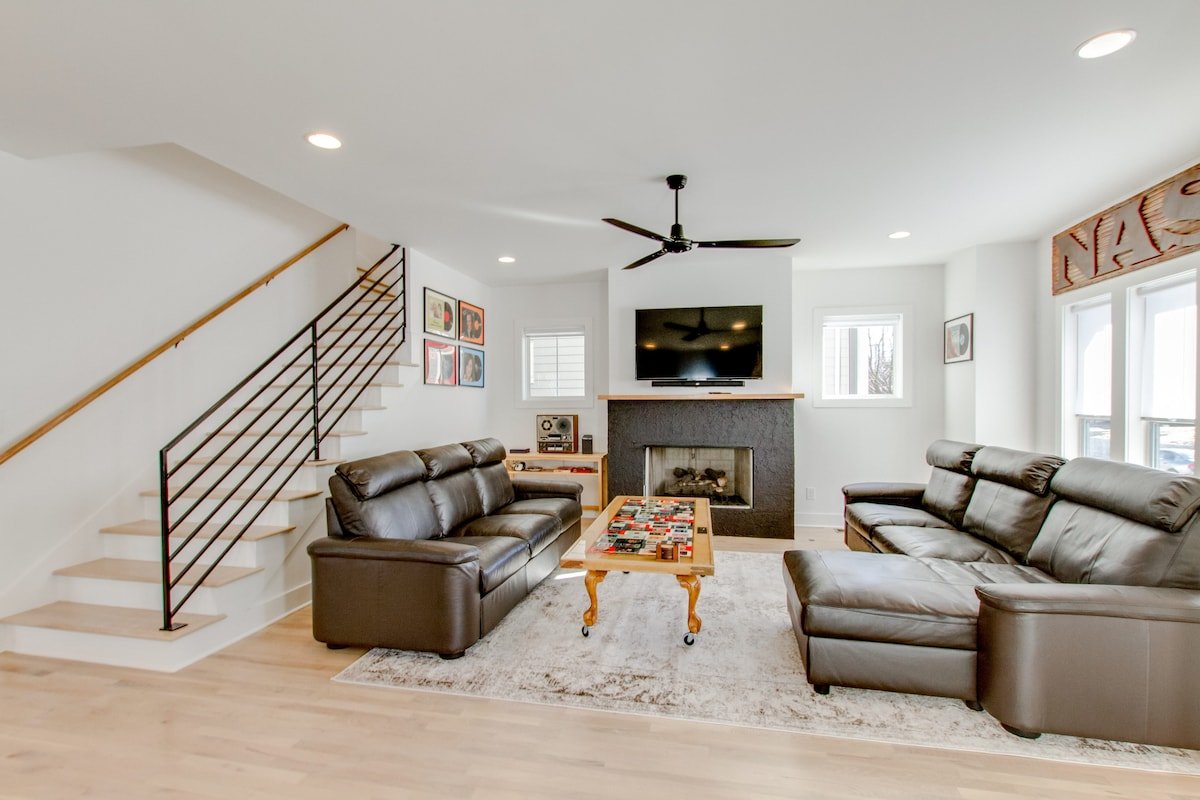 Downtown Luxury Home! Great for Big Groups gallery image 3