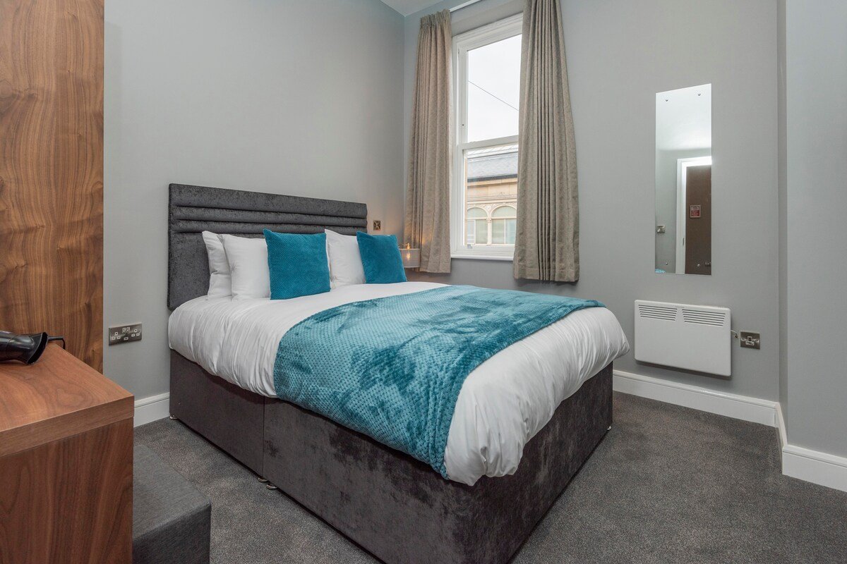 Large 2 Bedroom Serviced Apartment Bolton Town Cen gallery image 5