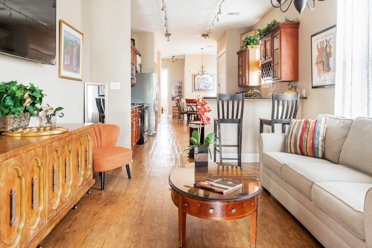 Luxury 4BR Upstairs| Balcony & Walk to Magazine St gallery image 2