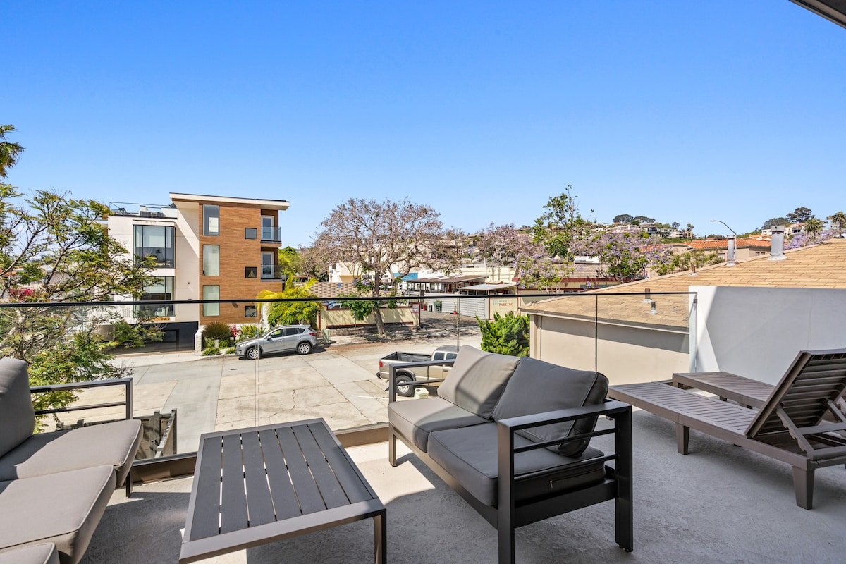 San Diego! Sleeps 12! Walk to Restaurants! 3 decks gallery image 3