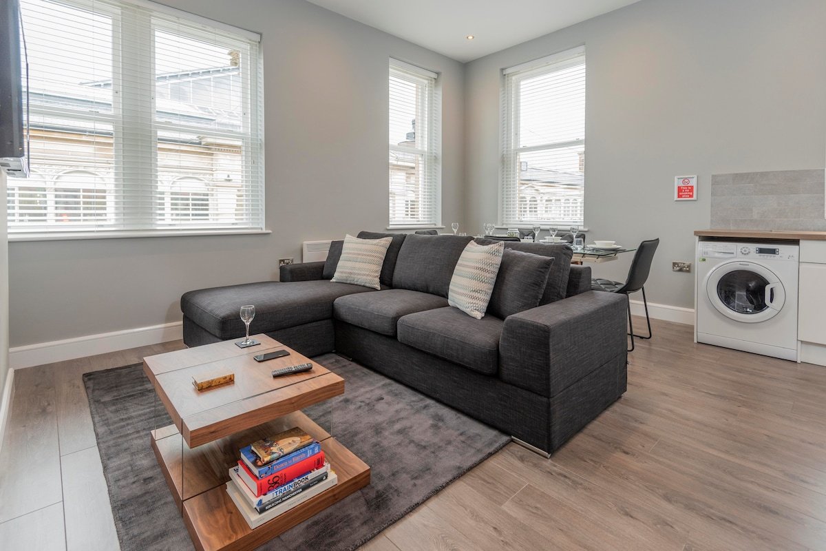 Large 2 Bedroom Serviced Apartment Bolton Town Cen gallery image 2