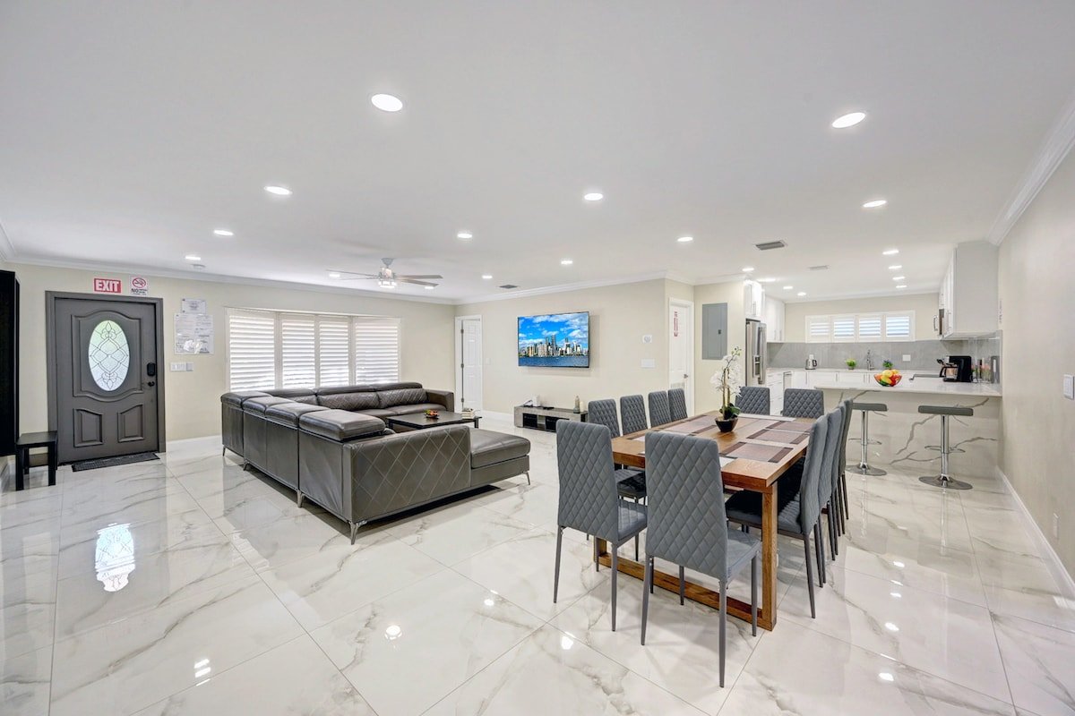 Deluxe 5BR/3BA Villa in Hollywood Lakes near Beach gallery image 5