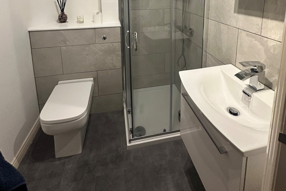 3 bedroom prop very close to Grassmarket & Castle! gallery image 4