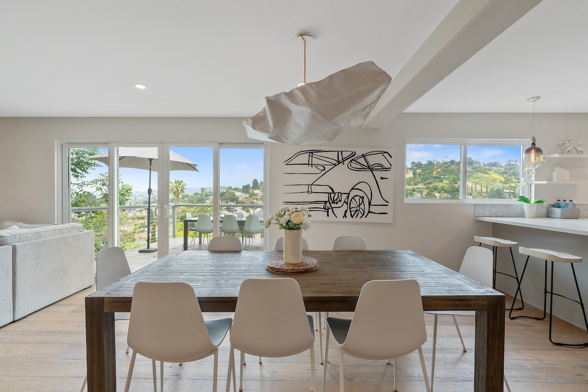 Panoramic LA Views – Modern & Cozy Retreat gallery image 2