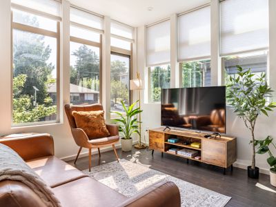 Cozy Luxury | FourSeasons King Bed | 10 Min to DT