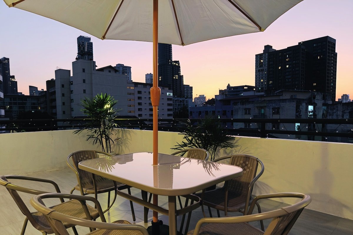 Modern 4-Story Villa: 110″ Projector & Free WiFi gallery image 5