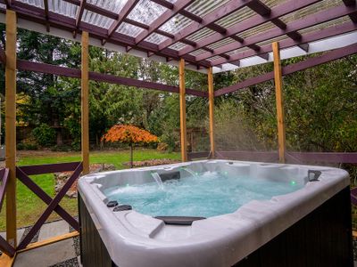 4 Bedroom Vacation House with Hot Tub!