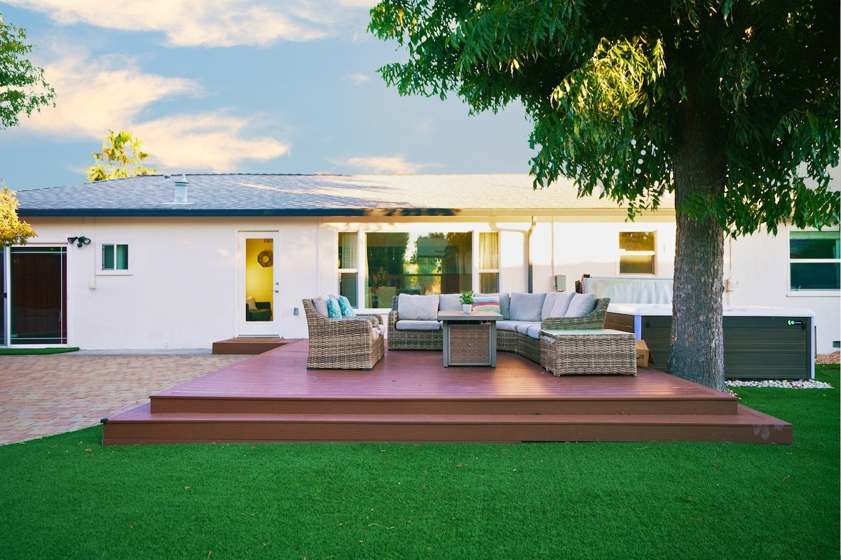 Cheerful 3BR | Bar, Jacuzzi & Kids Treehouse gallery image 3