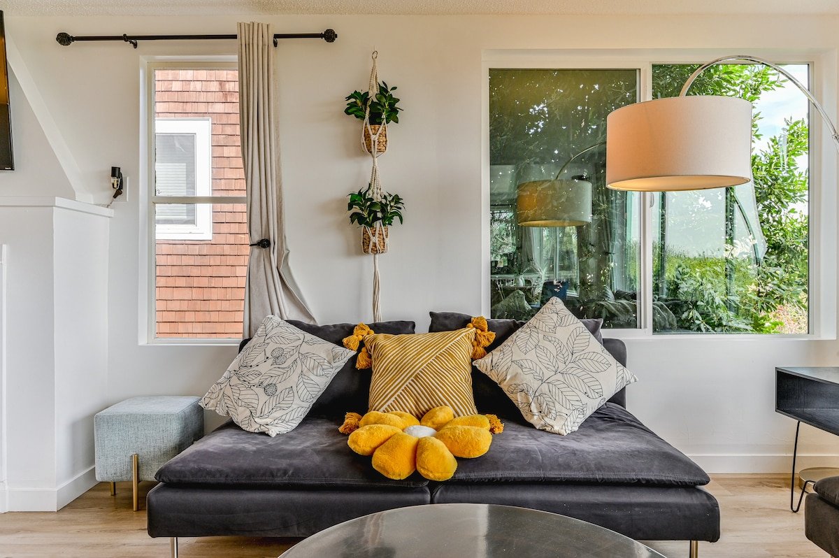 Seattle Skyline Retreat-Sleeps16 gallery image 5