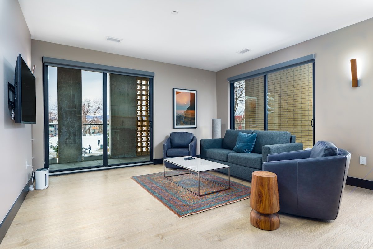 Modern Flat w/ Mountain Views + Private Balcony gallery image 3