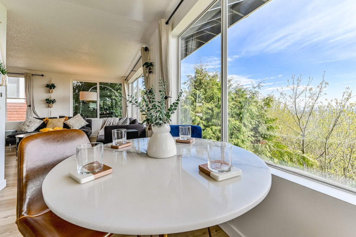 Seattle Skyline Retreat-Sleeps16 gallery image 3