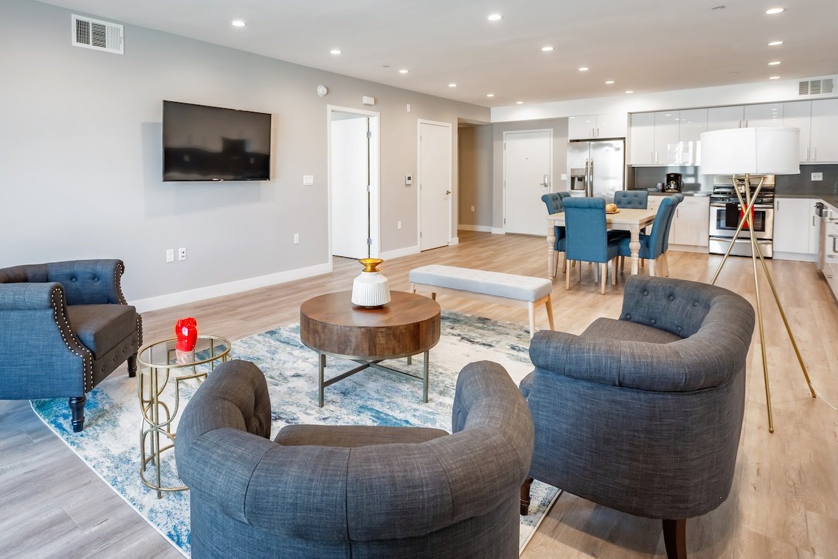 Hollywood Spacious Condo gallery image 2