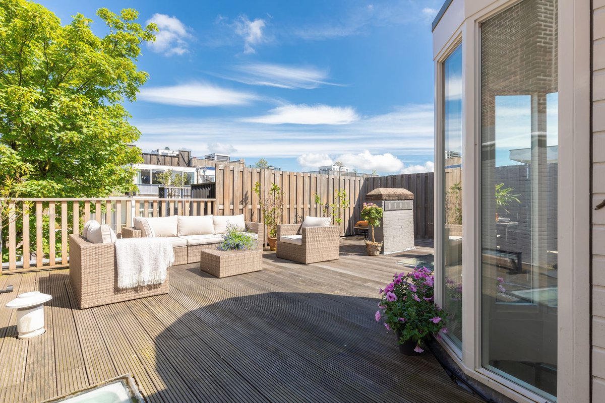 Large penthouse with roof terrace near Vondelpark