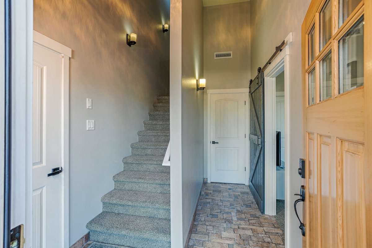 West Hills Getaway – prime location, amazing views gallery image 5