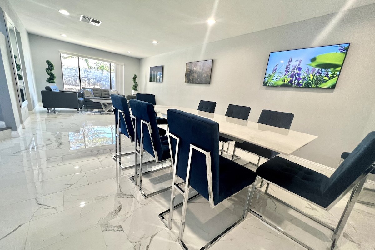 Captivating Modern Home w/ Pool + Jacuzzi + Gym gallery image 4