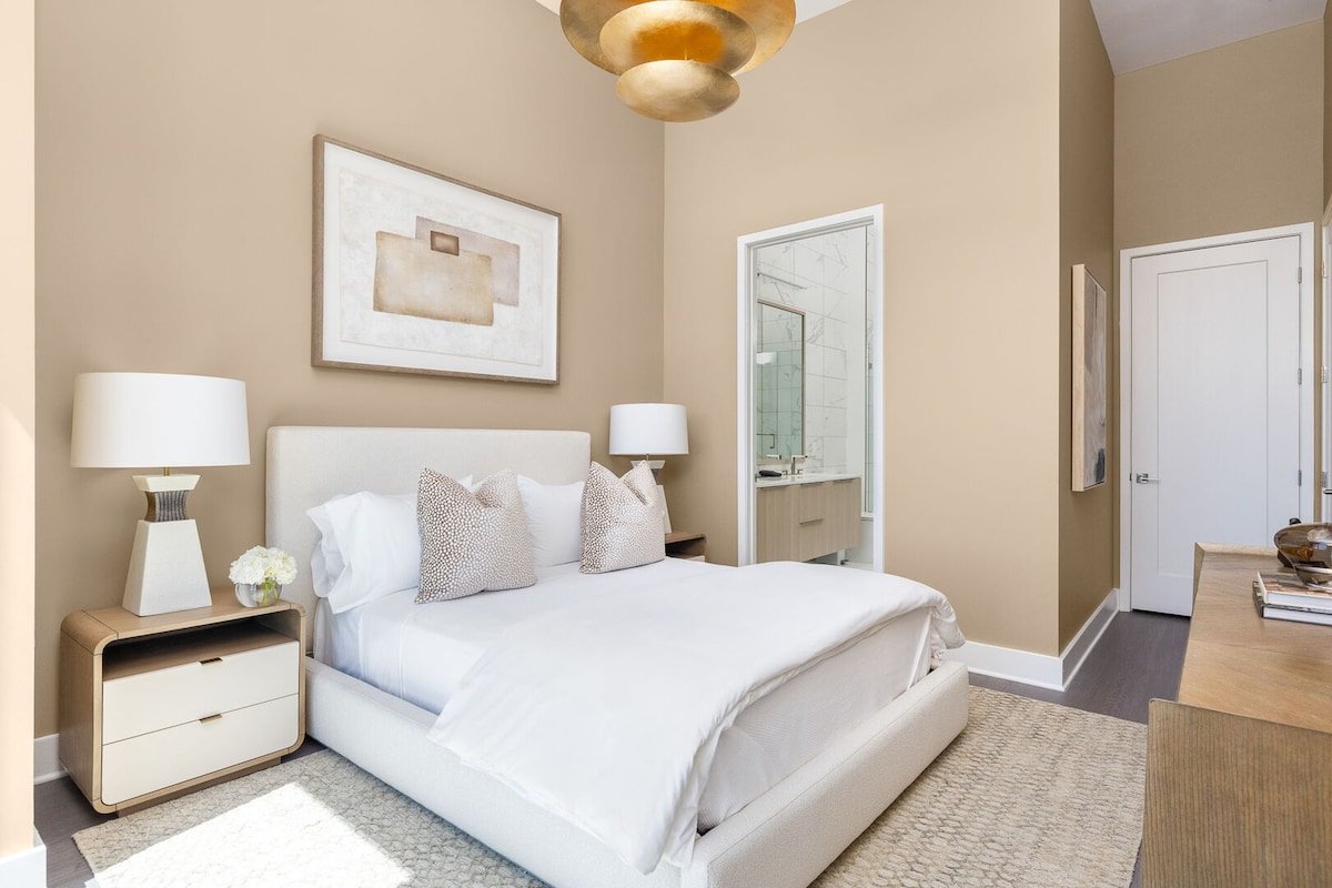 Peach City Penthouse by Atlanta Luxury Rentals gallery image 5