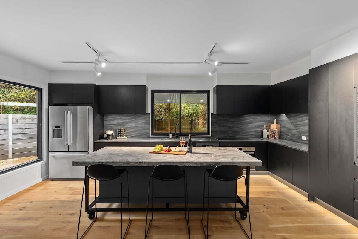 Super-Sized Luxury – Spa, Sauna, Steps to Trails gallery image 4