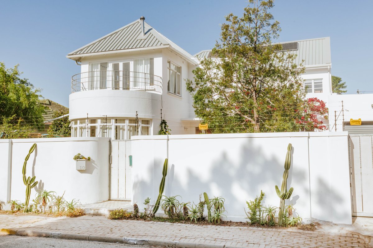 Contemporary family home with pool