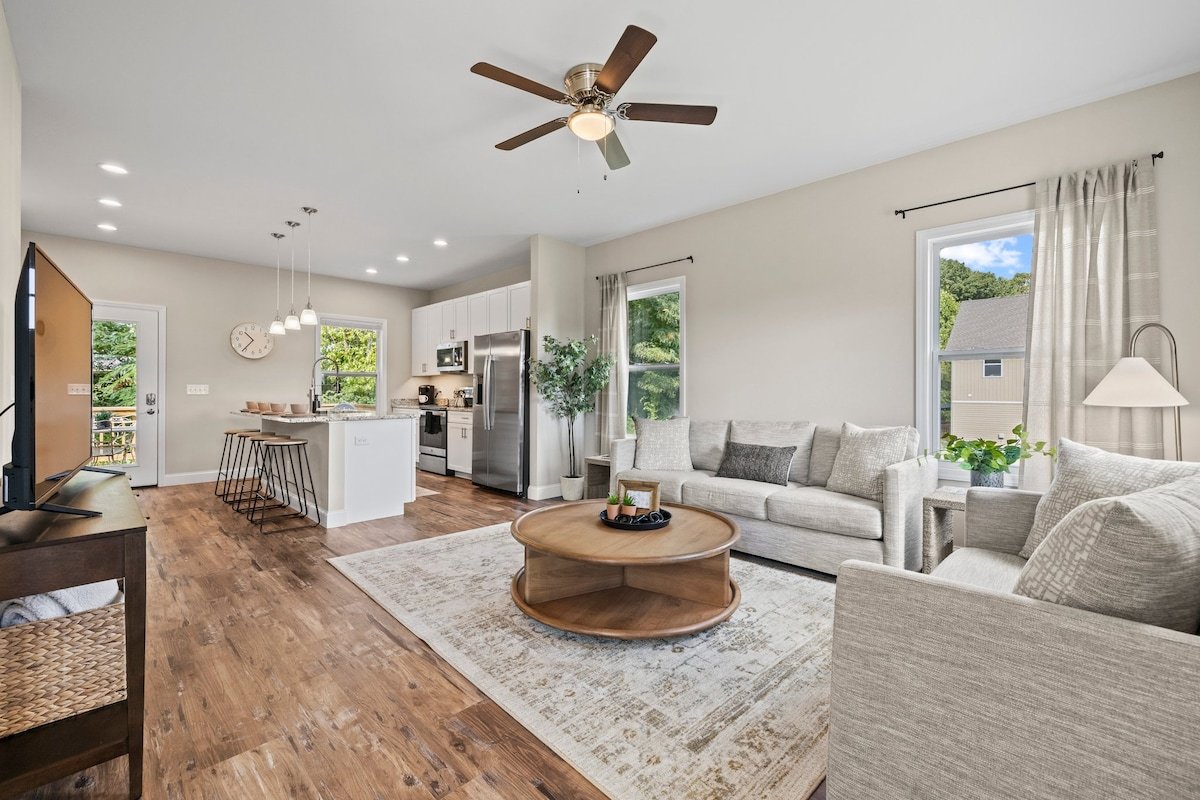 2 Houses! Sleeps 22! 10 Min to DTW Asheville gallery image 4