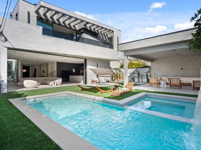 Modern Jewel • 5BR Oasis w/ Pool & Hot Tub