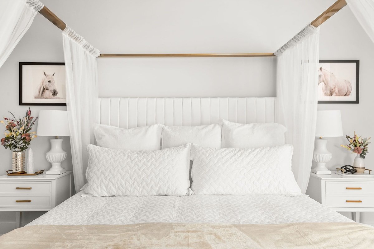 The Cardigan – Swiftie Townhome with HOT TUB! gallery image 3