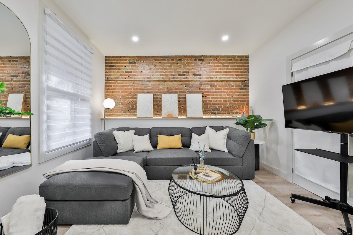 Modern Luxury | NEW | Central MTL | Street Parking gallery image 2