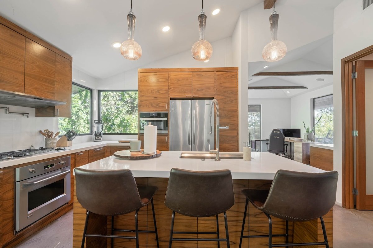 Cozy Oasis in Oakley with Basketball court, pool gallery image 3