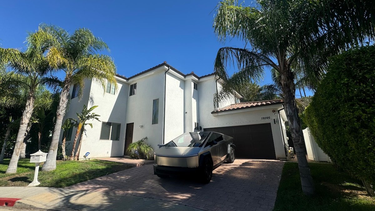 LA Dream Gem! Beautiful home with Spa. gallery image 2