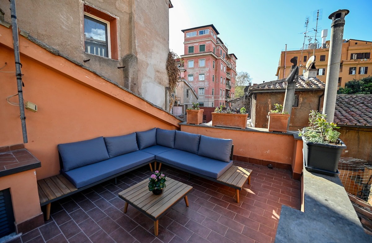 Quiet terrace and garden in Trastevere heart gallery image 3