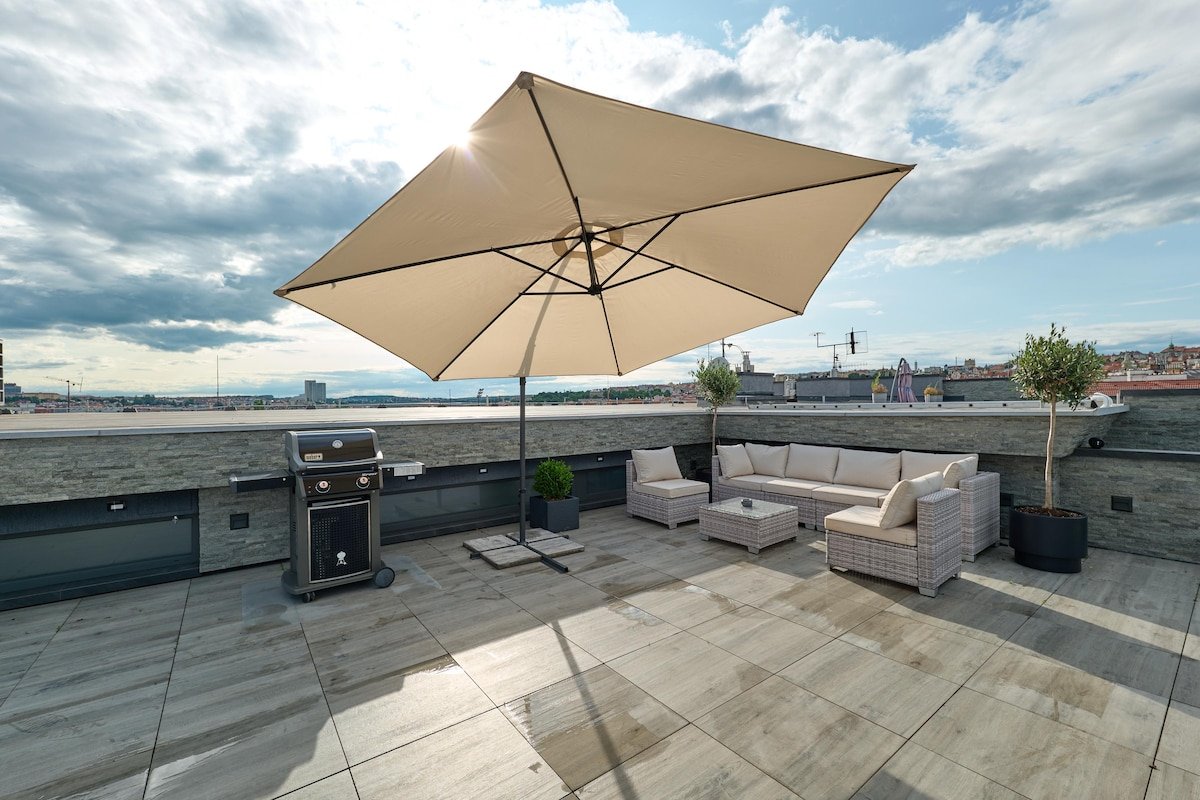 Luxury rooftop jacuzzi | AC | near center +parking gallery image 5
