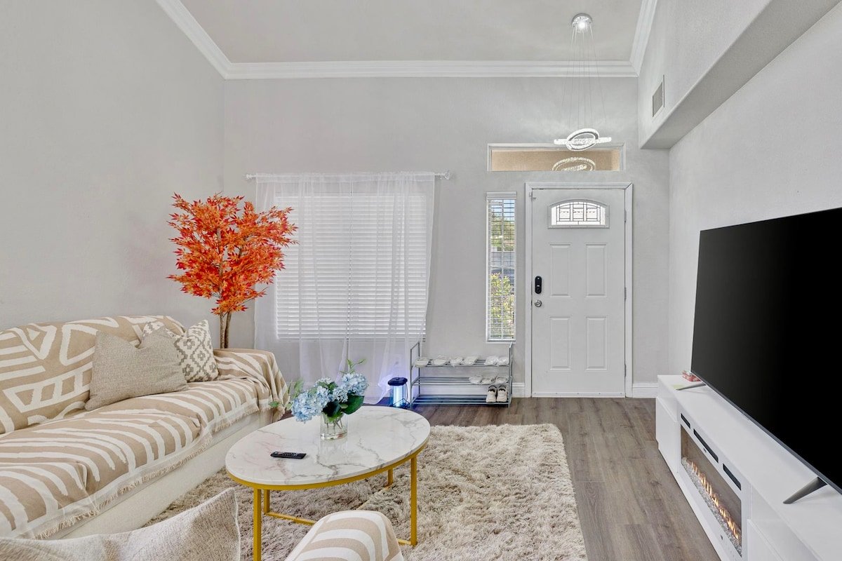 Modern Home in Vegas Strip | Heated Pool | Jacuzzi gallery image 4