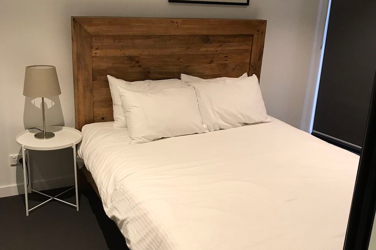 City Apt, 2 bed 1 bath, very good Location gallery image 2