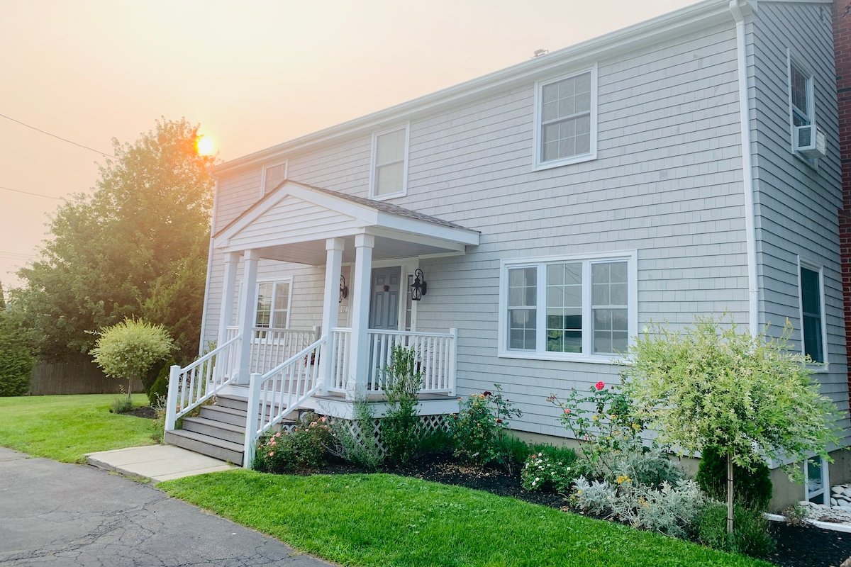 Spacious Family Home – Close to Beaches & Newport! gallery image 3