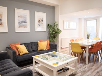 8 Bed, sleeps 10, 3Bath house, over 300 5* reviews