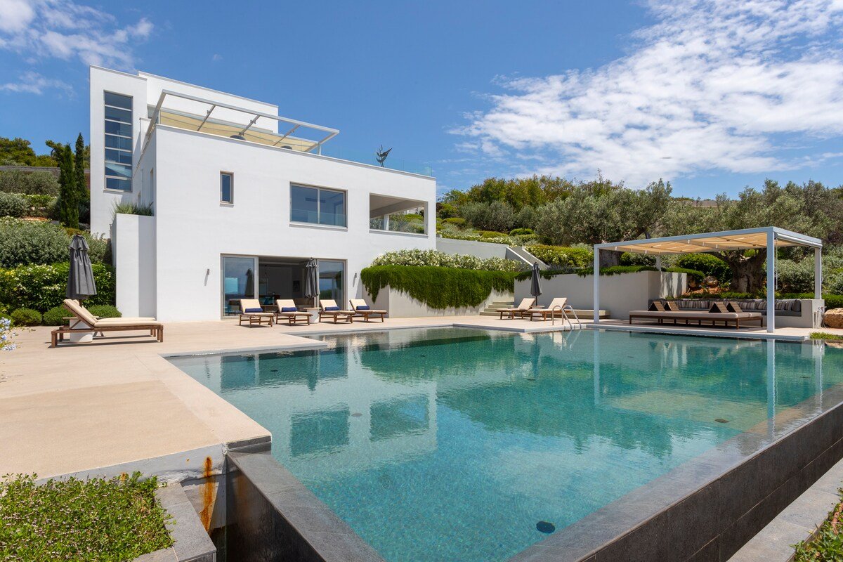 Luxury Seaside Villa with Pool & Breathtaking View gallery image 2