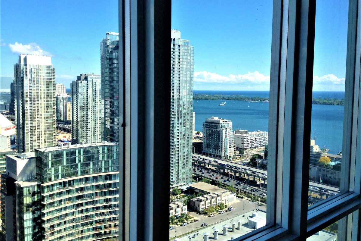 Luxury High-Rise 2 Bedroom Condo in Heart Of TO gallery image 2